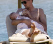 Peter Crouch şi frumoasa lui iubită, hîrjoneală pe plajă în Sardinia