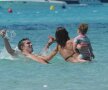 GALERIE FOTO » Se poate şi aşa! Van Persie, familist convins, e-n vacanţă în Spania cu copiii