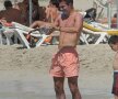 GALERIE FOTO » Se poate şi aşa! Van Persie, familist convins, e-n vacanţă în Spania cu copiii