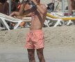 GALERIE FOTO » Se poate şi aşa! Van Persie, familist convins, e-n vacanţă în Spania cu copiii