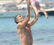 GALERIE FOTO » Se poate şi aşa! Van Persie, familist convins, e-n vacanţă în Spania cu copiii
