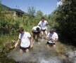 Rapidiştii acceptă cuminiţi efectul revigorant al pîrîului adînc de un metru