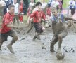 Imagini senzaţionale de la Mondialul de fotbal în noroi (sursa foto: swampsoccer.co.uk)
