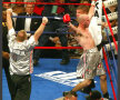 Kelly Pavlik sărbătoreşte victoria în faţa lui Jermain Taylor. 29 septembrie 2007