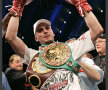 Kelly Pavlik rămîne campion mondial la categoria mijlocie, versiunile WBO şi WBC după ce îl învinge pe Gary Lockett. 7 iunie 2008