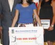 Selecţionerul Radu Voina, Cristina Vărzaru, căpitanul României, pivotul Oana Manea şi cecul de 100.000 de euro Foto: Ştefan Constantin 