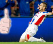 Laurențiu Buș. Toată lumea îl știa pe Sergiu Buș de la CFR, nu și pe Laurențiu, 24 de ani, de la Oțelul. De aseară, fotbalistul gălățenilor devine vedeta familiei. A dat golul care a adus în virtina clubului cel de-al doilea trofeu. Plus o prestație consistentă.
