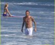 David Beckham a dat fotbalul pentru surfing (foto sursa justjared.buzznet.com)