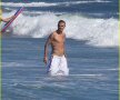 David Beckham a dat fotbalul pentru surfing (foto sursa justjared.buzznet.com)