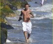 David Beckham a dat fotbalul pentru surfing (foto sursa justjared.buzznet.com)