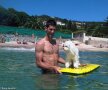 Novak Djokovic îşi învaţa căţelul, pe Pierre, să facă surf