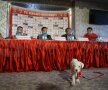 Badea şi Negoiţă au făcut schimb de cadouri pentru a sărbători semnarea noului contract de publicitate