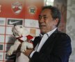 Badea şi Negoiţă au făcut schimb de cadouri pentru a sărbători semnarea noului contract de publicitate