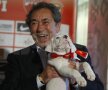 Badea şi Negoiţă au făcut schimb de cadouri pentru a sărbători semnarea noului contract de publicitate