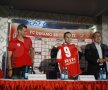 Badea şi Negoiţă au făcut schimb de cadouri pentru a sărbători semnarea noului contract de publicitate