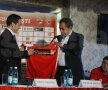 Badea şi Negoiţă au făcut schimb de cadouri pentru a sărbători semnarea noului contract de publicitate