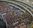 Pînă la ora 23:00, sîmbătă
seara, 42.000 de oameni
vizitaseră National Arena