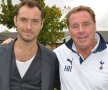 Jude Law, alături de antrenorul lui Tottenham, Harry Redknapp, într-o vizită la baza de antrenament a formaţiei favorite (tottenhamhotspur.com)