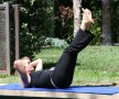 Stretching 2: flexează ambii genunchi, pe rând! sursa: fitsugar.com