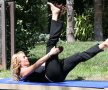 Stretching 3: ridică alternativ picioarele întinse! sursa: fitsugar.com