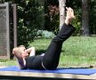 Stretching 4: ridică picioarele, concomitent! sursa: fitsugar.com