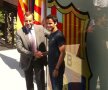 Fabregas a pozat cu preşedintele Sandro Rosell în faţa reprezentanţilor presei