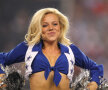 Majoretele sînt pata de culoare într-un sport dur precum fotbalul american