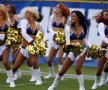 Majoretele sînt pata de culoare într-un sport dur precum fotbalul american