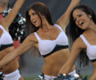 Majoretele sînt pata de culoare într-un sport dur precum fotbalul american