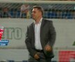 Marius Şumudică nu îşi aduce aminte să fi comis gestul din imagine aseară (captură: DigiSport 1)