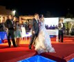 Familia Borcea si familia Becali, finii și nașii, au urmărit de pe scenă focul de artificii care a durat 6 minute și care i-a adus lui Borcea o amendă de 190 de euro (800 de lei). Motivul? A fost depășită ora 22:00 pînă la care artifiile trebuiau lansate