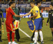 Brazilia-România 1-0. Banderola s-a aflat pe braţul stîng al lui Marica în momentul în care a făcut schimb de fanioane cu Lucio. Foto Alex Nicodim