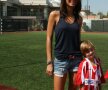 Geanina aşteapă să vadă cît de mult îii place băieţelului său fotbalul. La primul antrenament puştiul a fost încîntat