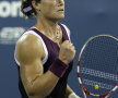 Samantha Stosur  se bucură după un punct smuls Mariei Kirilenko 