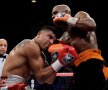 Mayweather Jr l-a învins prin KO pe Victor Ortiz  foto: seattlepi.com