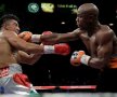 Mayweather Jr l-a învins prin KO pe Victor Ortiz  foto: seattlepi.com