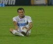 Băcilă a fost dus direct la spital. Fractura de tibie şi peroneu îl va ţine în afara gazonului pînă în 2012. Captură TV Dogi Sport
