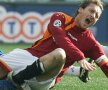 Tot în 2006, legenda Romei, Francesco Totti, a suferit o ruptură de tibie şi peroneu într-un meci al fostei echipe a lui Cristi Chivu 