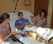 Cosmin Băcilă îşi petrece timpul în spital jucînd cărţi alături de familie sau prieteni