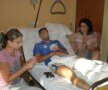Cosmin Băcilă îşi petrece timpul în spital jucînd cărţi alături de familie sau prieteni
