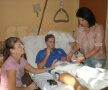Cosmin Băcilă îşi petrece timpul în spital jucînd cărţi alături de familie sau prieteni
