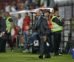 În meciul de la Cluj, arbitrul Augustus Constantin a arătat 12 cartonaşe galbene, 4 gazdelor şi 8 oapeţilor