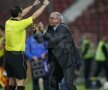 În meciul de la Cluj, arbitrul Augustus Constantin a arătat 12 cartonaşe galbene, 4 gazdelor şi 8 oapeţilor
