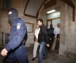 Vasile Avram a părăsit aseară sediul DNA cu cătuşe la mîini. Foto Alex Nicodim