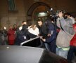 Vasile Avram a părăsit aseară sediul DNA cu cătuşe la mîini. Foto Alex Nicodim