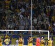 Chiar daca au fost sustinuti de un stadion arhiplin, "lupii galbeni" au iesit de pe teren cu coada plecata, invinsi de Dinamo cu 5-1