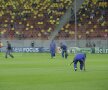 Îngrijitorii de pe Național Arena au avut de furcă la pauza meciului Oțelul - Benfica