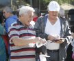 Pensionarii s-au asezat la coada de la primele ore ale diminetii ca sa puna mana pe biletele gratuite