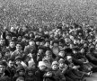 Tribunele au fost neîncăpătoare, oamenii s-au înghesuit pînă în buza terenului Dumitru Graur alături de
Ovidiu Ioanițoaia, în anii ‘80.
FOTO Arhiva Gazeta Sporturilor