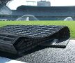 Cover grass-ul întins peste iarba de pe Cluj Arena. Sursa: stiridecluj.ro